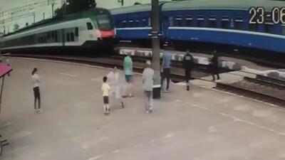 نجات پیرمرد از تصادف با قطار توسط مامور ایستگاه راه آهن