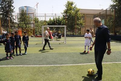 ببینید | تصاویر جالب و تاثیرگذار از بازی فوتبال گل‌محمدی با کودکان | رویداد24