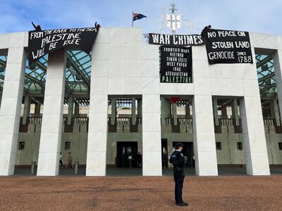 معترضان طرفدار فلسطین از پشت بام پارلمان استرالیا بالا رفتند + تصاویر | خبرگزاری بین المللی شفقنا