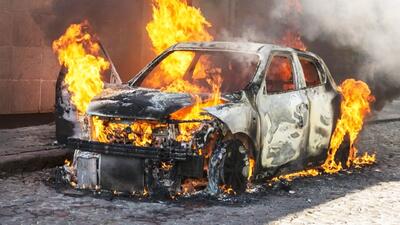 فرار زن پس از آتش‌سوزی خودروی دنا در پمپ بنزین؛ رفتار مملو از خونسردی مسئول پمپ بنزین+ فیلم