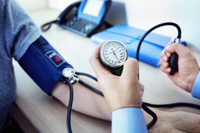 کاهش فشار خون بدون مصرف دارو | افزایش لحظه ای فشار خون را با این راهکارهایی خانگی رفع کنید