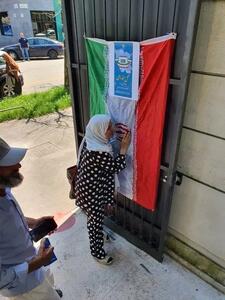 بوسه خانم هموطن در ایتالیا به پرچم جمهوری اسلامی ایران/ عکس