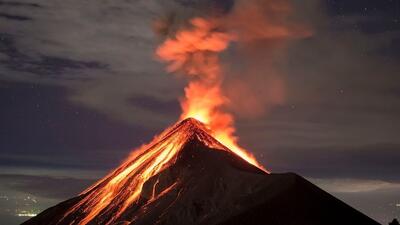 زیبایی و هیبت بلندترین آتشفشان اروپا هنگام فوران (فیلم)