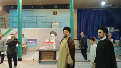 سید حسن خمینی با حضور در حسینیه جماران در انتخابات دور دوم ریاست جمهوری شرکت کرد (فیلم)