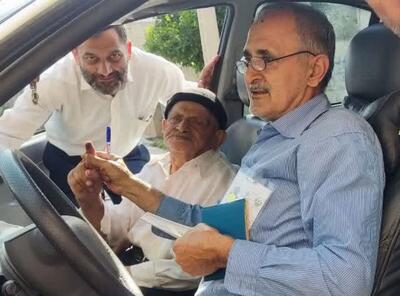 پیرمرد ۱۰۳ ساله آزادشهری رای خود را به صندوق انداخت
