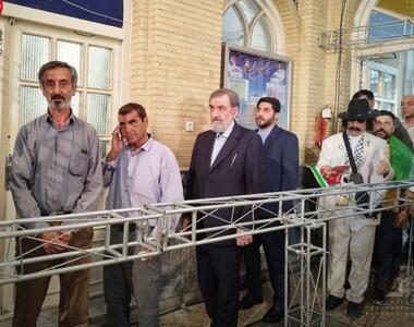 عکس/استایل عجیب یک شهروند پشت سر محسن رضایی در صف انتخابات | اقتصاد24