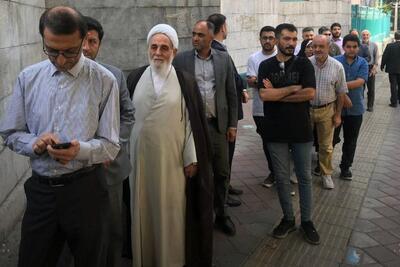 عکس / حضور ناطق‌نوری در صف مردمی برای شرکت در مرحله دوم انتخابات در حسینیه ارشاد