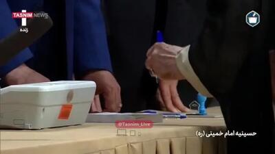ببینید |  ویدئویی از رای دادن رهبر انقلاب در حسینیه امام خمینی