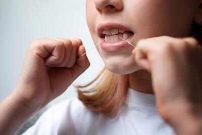 موقع استفاده از نخ دندان حتما این 8 نکته را رعایت کنید!