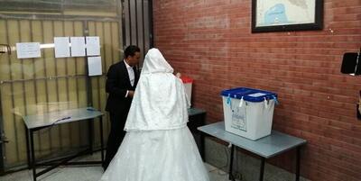 عروس و داماد قمی پاس صندوق رای | ویدئو