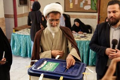 نماینده ولی فقیه در چهارمحال‌وبختیاری رای خود را به صندوق انداخت
