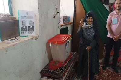 پیر زن ۱۰۰ ساله خراسان‌شمالی رای خود را به صندوق انداخت