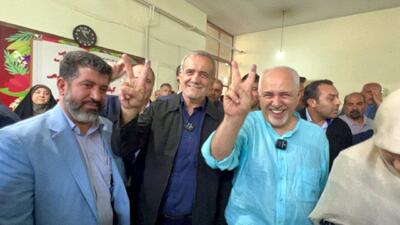 یک اتفاق بامزه برای پزشکیان رخ داد/ ظریف برای نامزد انتخابات شاخ گذاشت!/ ویدئو