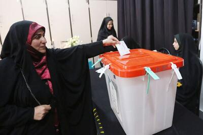 تصاویر | قاب‌های یک خبرگزاری خارجی از حضور زنان با پوشش‌های متفاوت در دور دوم انتخابات ریاست جمهوری ایران