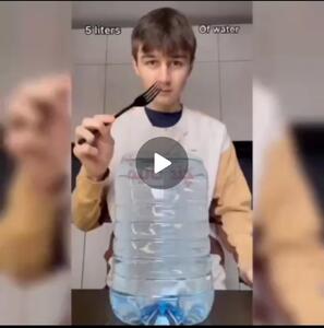 عجیب‌ترین رکورد تاریخ؛ نوشیدن 5 لیتر آب با چنگال!🫤😐 - مه ویدیو