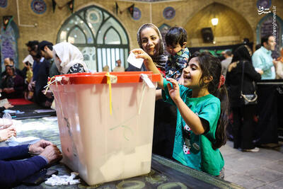 عکس/ حضو کودکان در پای صندوق‌های رای