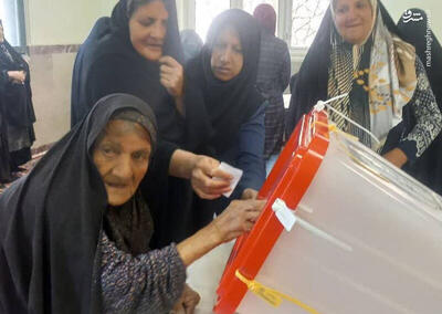 عکس/حضور مسن‌ترین رای دهنده زنجانی پای صندوق رای