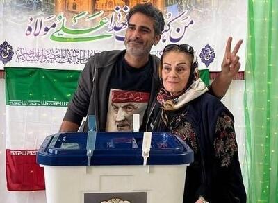 مادر و پسر با لباسی منقش به تصویر شهید سلیمانی در انگلیس رای دادند