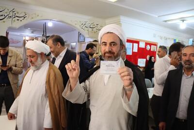حضور امام جمعه ایلام در بین رای اولی ها و بازدید از شعب