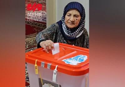 مسن‌ترین بانوی بیجار رای خود را به صندوق انداخت