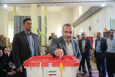 استاندار کرمانشاه رای خود را در صندوق رای انداخت