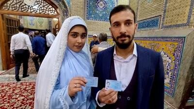 عروس و داماد تهرانی پای صندوق رای در حرم رضوی