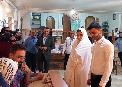 عروس و داماد گرمساری رای خود را به صندوق انداختند