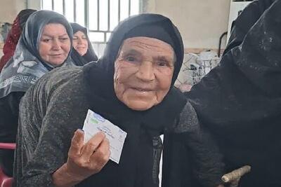 مادر ۱۰۷ ساله کازرونی رای خود را به صندوق انداخت