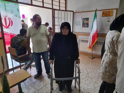 کمک ماموران انتظامی سمیرم به مادر ۹۰ ساله تا پای صندوق رای