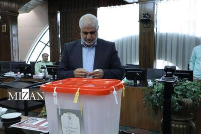 فرماندار تهران رای خود را به صندوق انداخت