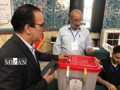 رئیس کل سازمان نظام پزشکی در حسینیه ارشاد رای خود را به صندوق انداخت