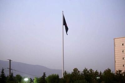 اهتزاز بزرگ‌ترین پرچم حسینی کشور در تهران