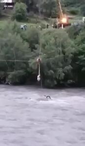 فیلم نجات ناموفق یک مرد گرفتار شده در رودخانه خروشان