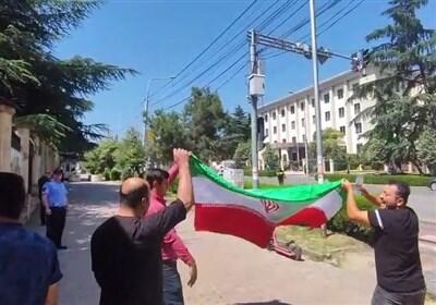 ایستادگی رای‌دهندگان در مقابل هتاکی عناصر ضد انقلاب در تفلیس - تسنیم