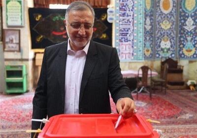زاکانی در مسجد   عیسی‌خان وزیر   رای خود را به صندوق انداخت - تسنیم