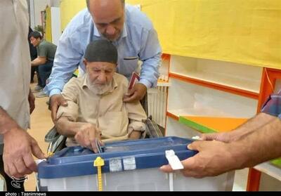 حضور پیرمرد 106 ساله کردستانی در پای صندوق رأی - تسنیم