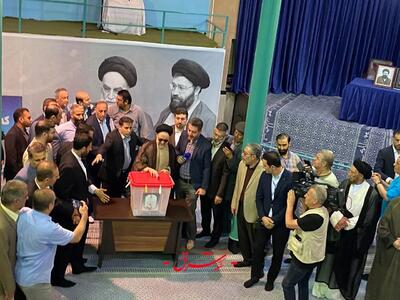 عکسی از رأی دادن سید محمد خاتمی در مرحله دوم /شعار «درود بر خاتمی» در حسینیه جماران