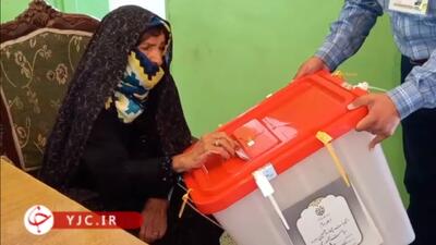 حضور مادر شهید در پای صندوق رای