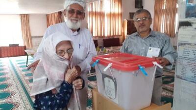 بانوی ۱۰۰ ساله ترکمن رای خود را در صندوق انداخت
