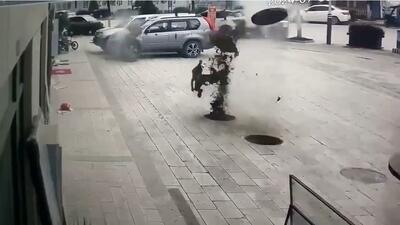 (ویدئو) پرت شدن کودک بازیگوش به هوا بر اثر انفجار فاضلاب
