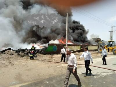 آتش‌سوزی در انبار ضایعات لاستیک در شهرک صنعتی دایی آباد زاهدان