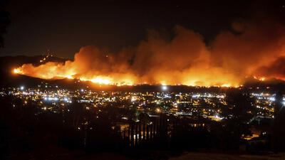 ببینید | هزاران تن از ساکنان کالیفرنیا به علت آتش‌سوزی خانه‌های خود را تخلیه کردند