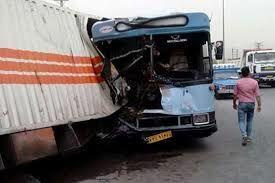 تصادف اتوبوس با کامیون در هوای بارانی