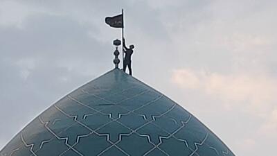 پرچم گنبد امام زاده محمد صالح انار به رنگ عزا درآمد