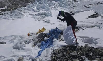 (ویدئو) مرتفع‌ترین کمپ اورست پر از زباله‌های یخ زده است