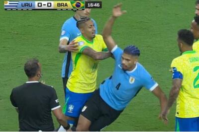 عکس؛ درگیری دو بازیکن بارسلونا در بازی برزیل - اروگوئه