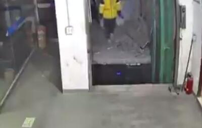 ببینید | سقوط تکان‌دهنده پسر جوان داخل فضای خالی آسانسور!