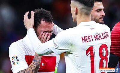اشک‌های چالهان اوعلو پس از شکست ترکیه مقابل هلند و حذف از یورو ۲۰۲۴ / عکس - پارس فوتبال | خبرگزاری فوتبال ایران | ParsFootball
