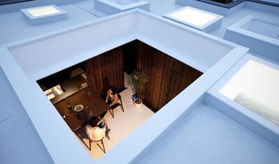 یک خانۀ منحصر به فرد ژاپنی با پنجره‌های روی سقف (+عکس)