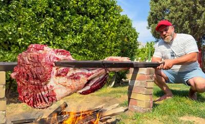 نحوه پخت شاورما با ران بزرگ گاو توسط آشپز مشهور ساکن آذربایجان (فیلم)